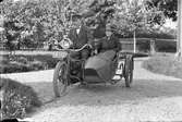 Man och kvinna på motorcykel med sidovagn. En motorcykel av modell X805 Indian 1921 7,5hk, ägd av hemmansägare Axel Pettersson i Nyhyttan, Hästbo.
