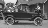 Skyttefest. Josef Eriksson, Hästbo, vid ratten i sin bil, en 1922 Overland.