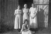 Sittande Julia Jonsson, gift med Stängsel Jonas. Tre okända kvinnor