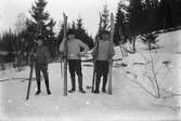 Hoppbacken i Prästhyttan, skidåkare. Personerna från vänster: operasångaren Joel Berglund f. den 4 juni 1903, d. den 21 januari 1985, John Berglund f. den 11 juli 1894, Enok Eriksson f. den 4 januari 1896, d. den 2 juni 1964. Foto ca 1920.