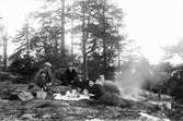 Från vänster: okänd, Martin Söderberg, Erhard Nilsson (Målars), Målar-Elin (Nilsson), Sixten Swanström, okänd. Alla namngivna är Lenningebor, platsen troligen Hällerne.