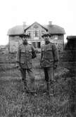Okända soldater i Lenninge under första världskriget. I bakgrunden Skinnars nya och gamla hus.