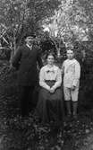 Karl Stjernholm med fru Olivia och sonen Göte. Anställd vid brobygget 1916-1918.