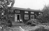 Hammars (Stor-Hammars). På trappan fru Lisa Edh med barnen Ruth, Georg (i knät) och Bertil. Foto 1920-1921.