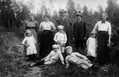 Skogvaktare Johansson med familj. Han var anställd på Skogens Kol AB i Lenninge. Till vänster dottern Hulda, längst till höger dottern Vendla. De små barnen heter Bojan, Thea, Bengt, Östen och Seth.