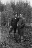 Ivar Ek och John Johansson, son till skogvaktare Johansson, anställd på herrgården.