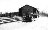 Bilden är tagen utanför Ol-Ers i Lenninge. I bakgrunden skymtar milstenen. Bilen är en Studebaker, 6-cylindrig motor med effekten 35 hk. Bilen vägde 1150 kg. Karl Hedberg, Bollnäs, köpte bilen den 30 juni 1921.