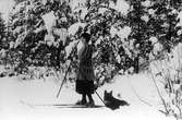 Signe Sjörén (fadern förvaltare på Herrgården) och hunden 