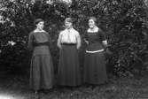 Från vänster: Beda Lundgren (piga i Nils-Nils), Hanna Lundgren (sömmerska hos Skräddars), Frida Lundgren (en syster), alla från Voxna. Foto 1917.