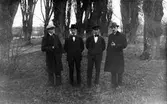 Från vänster: Storpelles-Johan (Eriksson), Smehammar-Herman (Larsson), Storpelles-Per (Eriksson) och Målar-Emil Nilsson. Fotot taget på Adelsö.
