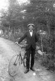 Manlig cyklist i Lenninge på 1910-talet.