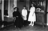 Från vänster: Fru Sjörén med döttrarna Astrid och Signe (de bodde i Skinnars).
