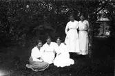 Från vänster: Trädgårds-Anna (Eriksson), Anna Fager, Agnes Andersson, Målar-Ebba (Wikström) och Sven-Jons Karin (Jonsson).