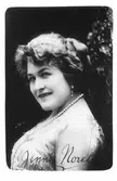 Storsångerskan Jennie Norelli (Norelius), som nådde världsrykte på Metropolitan i New York. Fadern, häradsskrivare F G Norelius, bodde  1861-1876 på Lenninge herrgård.