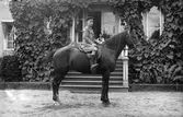 Sixten Bellander till häst framför herrgården.