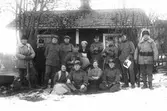 Banvakten Ek står som nr 2 från vänster. Flickan bakom dragspelaren är Elsa Ek, dotter till banvakten.