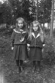 Två flickor i sjömansklänningar.