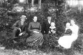Från vänster: Hans Persson, dennes mor Brita Hansson, brodern Lars Persson med makan Elin och deras barn Gustav och Sven.