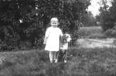 Flicka med hund, förmodligen Engelbrektssons minsta dotter.