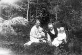 Flottningsarbetaren Jonas Wååg med hustrun Anna samt barnen Signhild och Rune. Familjen bodde på Lenninge 12:1.