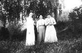 Från vänster: okänd, fröken Gudiths och Ester Wennman, de båda sistnämnda lärarinnor.