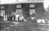 Gäster vid bonden Johan Perssons 70-årsdag 1916. Han hade bjudit in 120 bybor!