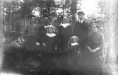 Familjen Wallner, Lenninge 4:51. Från vänster: Jonas född 1907, fadern Per född 1863, Greta född 1910, Anna född 1903, Stina född 1914, Per född 1901 samt modern Anna född 1878. Bilden troligen tagen 1916.
