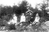 Banvakten Gustafssons barn och barnbarn vid banvaktsstugan söder om Lenninge-Voxsätter. Från vänster: Ida Hedberg (dotter till Elly), Elly Hedberg (född Gustafsson 1879), Ambro Hedberg och Tekla Hedberg. I bakgrunden Ida Gustafsson.