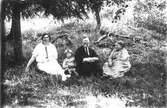 Målar-Astrid med sonen Lars och föräldrarna Swanström. Bilden tagen i Långsjö.