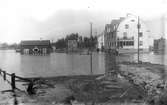 Högvatten i Bollnäs omkring 1924. Närmast till höger Tingshuskaféet, fastigheten strax bortom innehöll bl a Fahlens Sliperi. I bakgrunden till höger skymtar gaveln av 