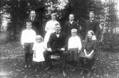Nedre raden från vänster: Seth Johansson från Lenninge 5:31, född 1901 och Ingeborg Johansson, född 1907, övriga okända. Pojkarna i bakre raden är från Kattnäs och heter Karl Olsson, född 1900 och Elis, född 1898. Bilden troligen tagen 1915.