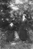 Skinnar-Brita Persson från Lenninge 6:14, född 1894, och hennes kusin (?) Edla Olsson. Bilden troligen tagen 1915.