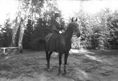 Fru Ella Bellander till häst. Foto i september 1918.