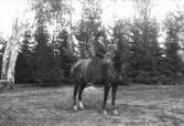 Fru Ella Bellander till häst. Foto i september 1918.