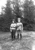 Två barn med kaniner i famnen. Pojken till höger är förmodligen en av fru Bellanders söner. Foto i september 1918.