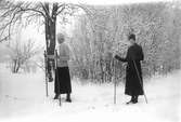Två kvinnor på skidtur. Till vänster Skinnar-Brita Persson (född 1894), Lenninge 6:14, till höger Trädgårds-Anna Eriksson (född 1900), Lenninge 6:42.