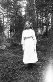 Tilda Eriksson, född 1903, från Lenninge 6:42, där fadern var trädgårdsmästare. Foto 5 maj - 25 juni 1918.