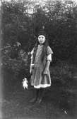 Porträtt av okänd flicka (obs dockan i gräset!). Foto 6-19 sept 1915.