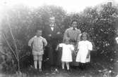 Familjeporträtt i det fria, personerna okända. Foto 6-19 sept 1915.
