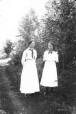 Till höger Anna Styf, född 1900, Voxsätter 4:30 och till vänster Frida Söderberg, född 1898, Voxsätter 7:1. Foto 1916.