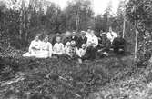 Gruppbild, i bakre raden längst till höger Elin Nilsson, Lenninge 6:44, född 1893. Övriga personer okända.