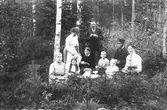 Banvakt K G Gustafssons och Winkvists familj. Från vänster: Ester Gustafsson född 1886, stående Selma Lundquist, född Gustafsson 1890, sittande flickan Signe Winkvist, Ida Gustafsson född 1859, stående John Winkvist, pojken Holger Gustafsson född 1905, flickan Maj Winkvist, banvakt Carl Gustaf Gustafsson född 1853 och Ida Winkvist, född Gustafsson 1882.
