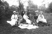 Fotot taget i Per-Jöns trädgård med gamla skolan i bakgrunden. Familjen Lundell från Gävle, fadern 