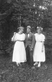 Mannen är son till skogvaktare Johansson, Lenninge 5:31. Damen till höger är hans syster Dorotea, född 1909.