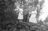 Mannen är son till skogvaktare Johansson, Lenninge 5:31. Damen till vänster är hans syster Dorotea, född 1909.