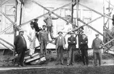 Renovering av gård. Nr 2 från vänster är Emil Nilsson, nr 7 Erhard Nilsson. Övriga personer okända.