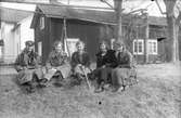 Personerna på bilden är från vänster: Margit Swanström, Lenninge u. 4, född 1909, Elin Larsson, Lenninge 5:29, född 1907, Astrid Sjörén (dotter till förvaltare Sjörén på herrgården), Agda Granlund, Lenninge 5:31, född 1905 och Svea Nordenvall (dotter till banvakten).