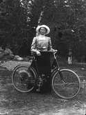 Okänd kvinna med cykel.