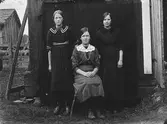 Från vänster: två okända flickor samt Elvira Lindberg.