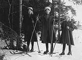 Från vänster: okänd flicka, Ester Lindberg och Elvira Lindberg på skidor.